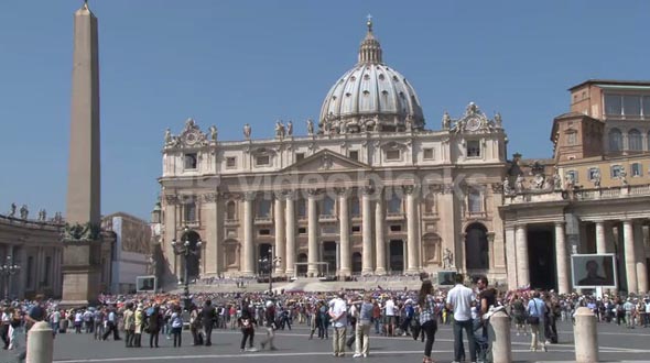 Crowd in St. Peters Square